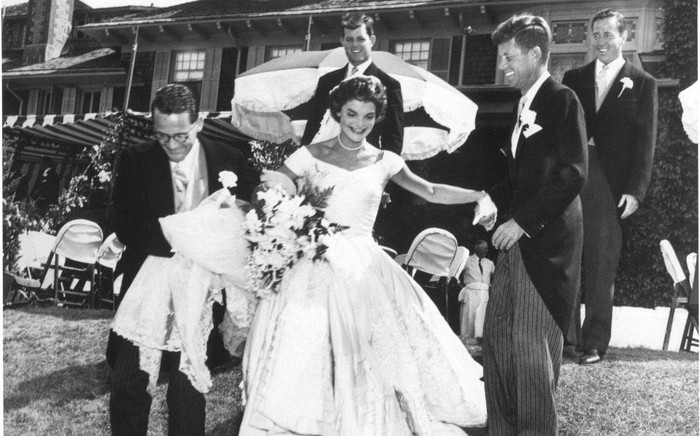 Chuyện rắc rối chưa kể đằng sau chiếc váy cưới huyền thoại của Jackie Kennedy Ảnh 2