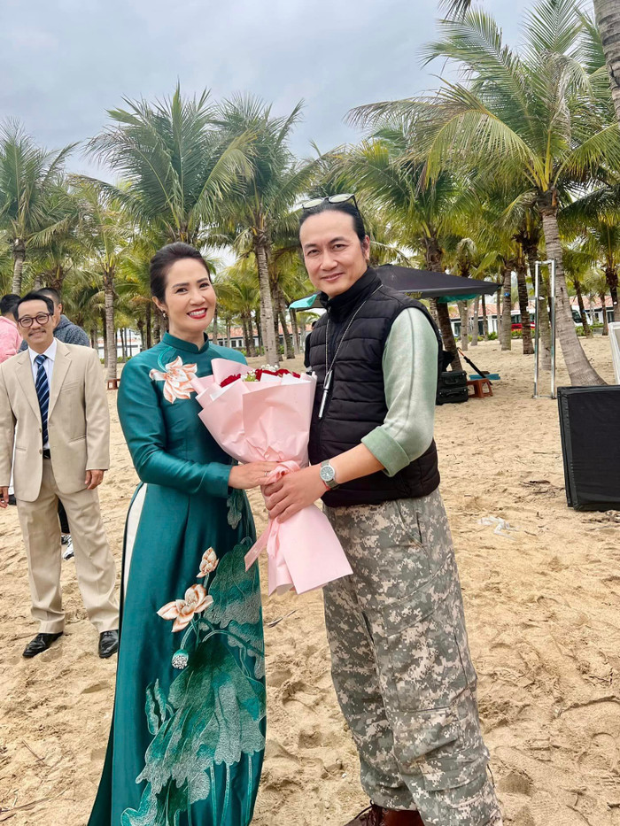 Có thể thấy, bố của Khôi cũng diện vest bảnh bao tại bãi biển.