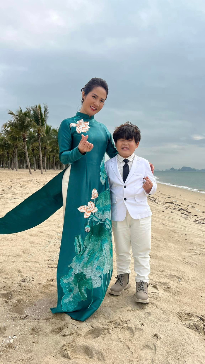 Bé Voi chụp ảnh cùng bà nội tại bãi biển.