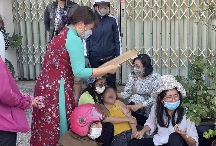 Người mẹ ngã quỵ, khóc ngất khi biết tin con gái gặp nạn tử vong