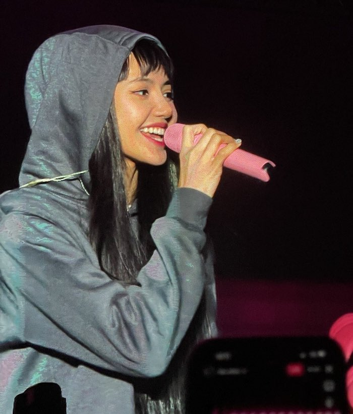 Dù có phần tóc mái không thuận mắt, nhưng Lisa vẫn vô cùng tự tin biểu diễn trên sân khấu trước sự chứng kiến từ phía nhiều khán giả