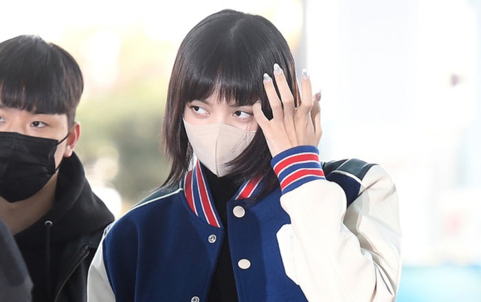 Xuất hiện với mái tóc lởm chởm, Lisa (Blackpink) bị nghi tiếp tục tự cắt tóc mái Ảnh 2