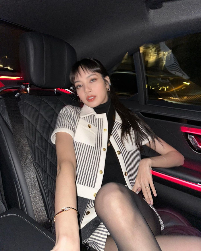 Trên trang cá nhân Lisa vẫn thường xuyên đăng tải những khoảnh khắc 'sống ảo' nhằm chiêu đãi người hâm mộ bất chấp tóc mái lởm chởm, chưa mọc dài trở lại