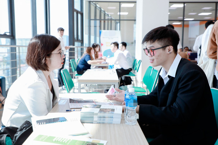 Trước sự băn khoăn của các sinh viên năm cuối về vấn đề việc làm, các trường Đại học đã có nhiều hoạt động thiết thực nhằm kết nối doanh nghiệp và sinh viên, qua đó đưa sinh viên đến gần hơn với các doanh nghiệp. 
