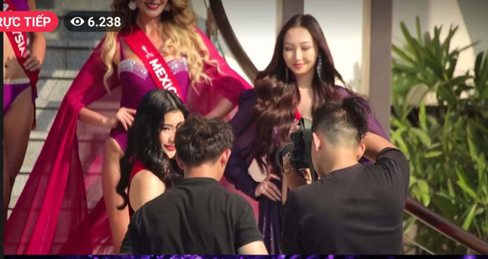 Thí sinh bước ra nhưng điều khán giả nhìn thấy chỉ là dàn cameraman che kín khung hình.