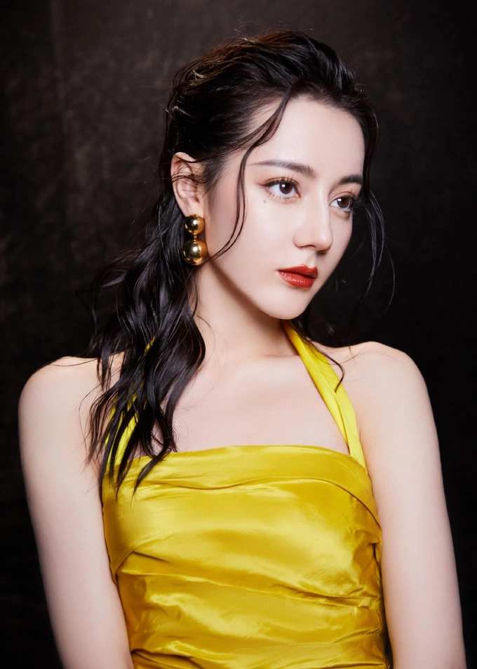 Không thể phủ nhận Địch Lệ Nhiệt Ba là sao nữ nổi tiếng nhất Cbiz hiện tay. Nhờ nhan sắc nổi bật, nữ diễn viên là “con cưng” của loạt thương hiệu thời trang đẳng cấp, xa xỉ. 