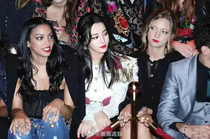 Tuy ngồi giữa hai mỹ nhân quốc tế nhưng Địch Lệ Nhiệt Ba không hề bị lép vế. 