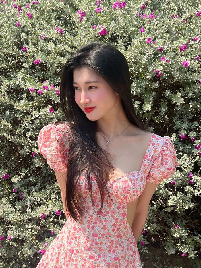 Á hậu Phương Nhi diện váy hoa có phần trông nền nã, dịu dàng hơn hẳn. 