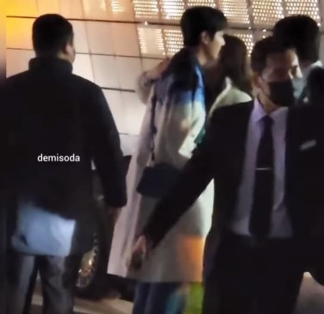 Lee Min Ho bị tóm gọn khoảnh khắc ôm ấp một cô gái, danh tính 'người ấy' được fan tiết lộ Ảnh 4