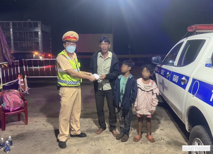 CSGT Đắk Nông hỗ trợ tiền, bắt xe khách cho ba bố con đi làm thuê quay trở về tỉnh Trà Vinh an toàn. 