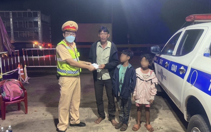 3 bố con đói lả vì đi bộ hàng trăm km về Trà Vinh và hành động ấm áp của CSGT Đắk Nông Ảnh 2