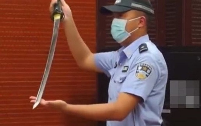 Dùng kiếm dạy dỗ con điểm thấp, ông bố ân hận cả đời Ảnh 2