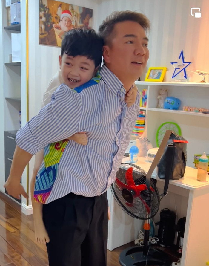 Đàm Vĩnh Hưng từ nhỏ phải sống trong nghèo khó và thiếu tình thương của cha nên không muốn con trai lâm vào hoàn cảnh tương tự. 