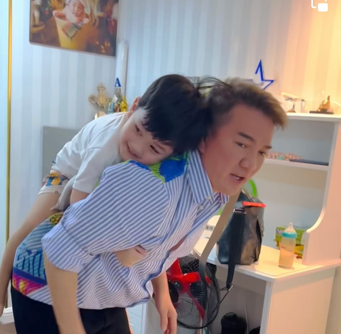 Tình thương mà vô bờ bến mà nam ca sĩ dành cho con trai khiến khán giả ngưỡng mộ.   