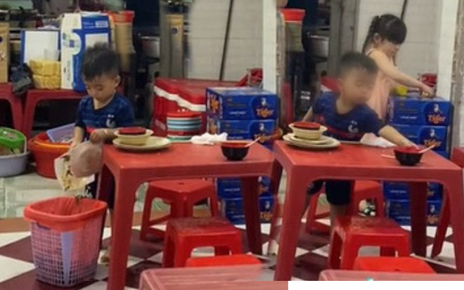 Bé trai hơn 2 tuổi thoăn thoắt giúp bố mẹ dọn quán cực chuyên nghiệp gây sốt mạng xã hội Ảnh 2