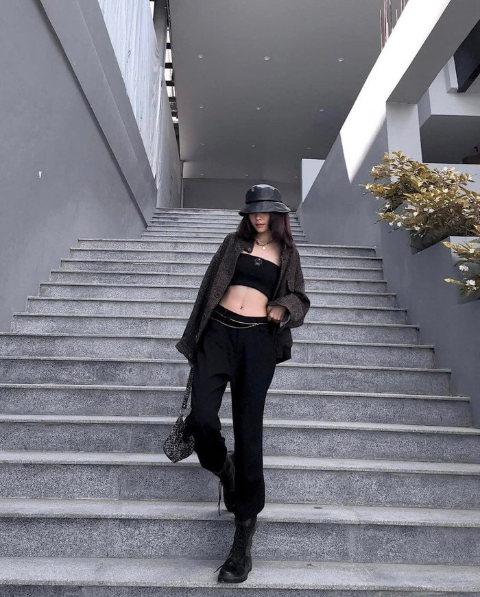 Miss Charm Cambodia 2023 - Sotheary Bee yêu thích trang phục tối màu. Cô thường xuyên đăng tải hình ảnh diện nguyên cây đen nhưng không hề nhàm chán, trái lại vô cùng quyến rũ. Trong ảnh, nàng hậu diện áo ống cùng với quần thụng, mix thêm boots cao cổ và áo khoác cùng màu. Cô hoàn thiện set đồ với mũ bucket da 'cool ngầu'.