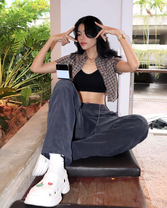 Có thể thấy Sotheary Bee rất yêu thích phong cách Y2K khi cô thường xuyên diện những item như áo croptop, quần thụng,... 