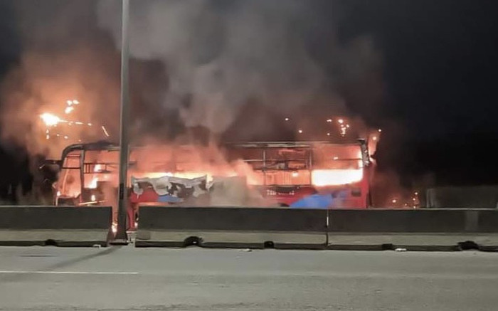 Khói lửa bốc lên ngùn ngụt, bao trùm xe khách chở 23 người trong tích tắc Ảnh 2