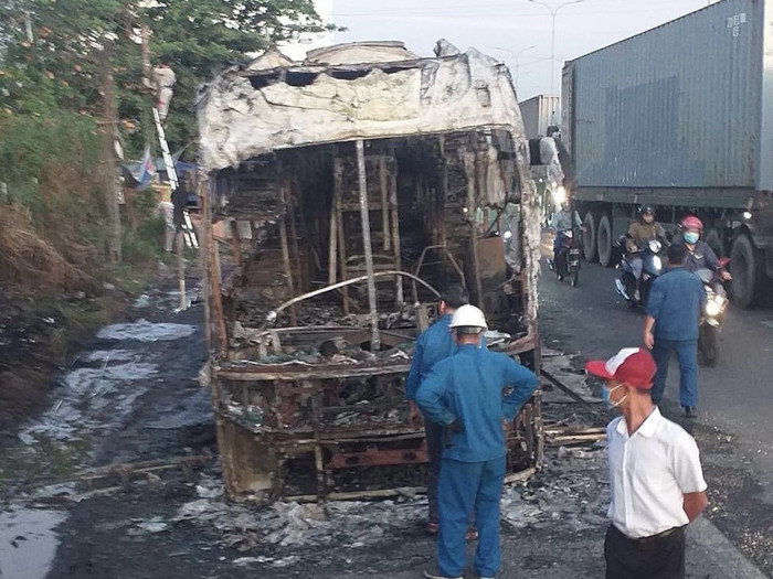 Chiếc xe khách bị thiêu rụi hoàn toàn