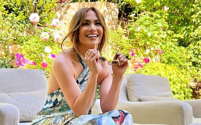 Bác sĩ da liễu tiết lộ 5 bí quyết giúp Jennifer Lopez giữ vẻ tươi trẻ ở tuổi 53 Ảnh 2