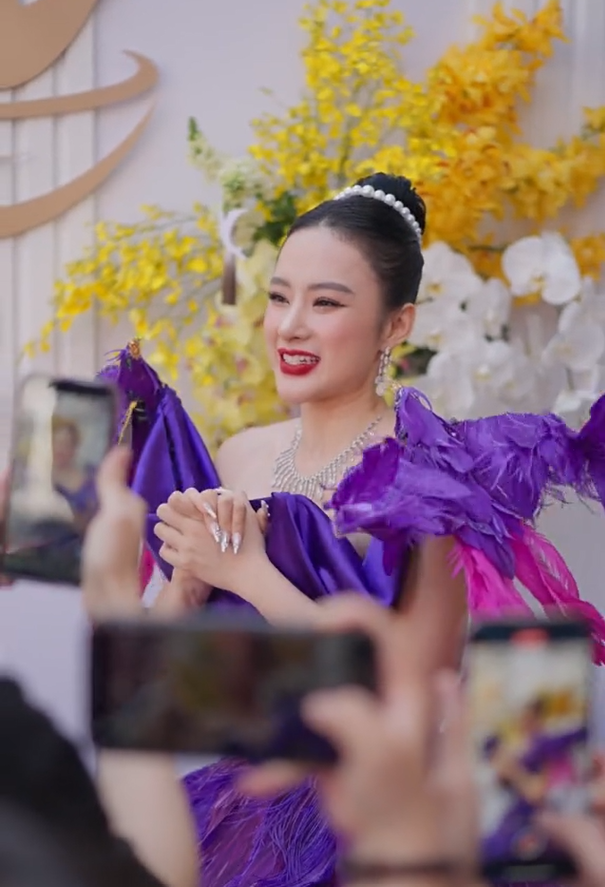Sắc vóc Angela Phương Trinh được nhận xét là này càng thăng hạng.