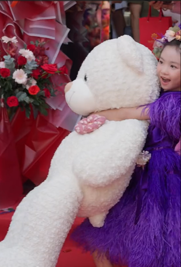 Bé Tép hào hứng ôm gấu bông tặng mẹ nuôi Angela Phương Trinh.