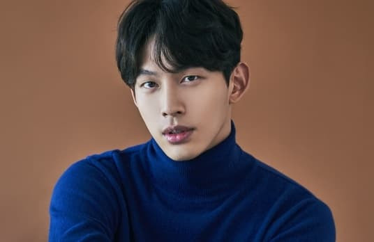 Hiện tại Choi Jung Won vẫn im lặng về nghi vấn hẹn hò nhiều người cùng một lúc