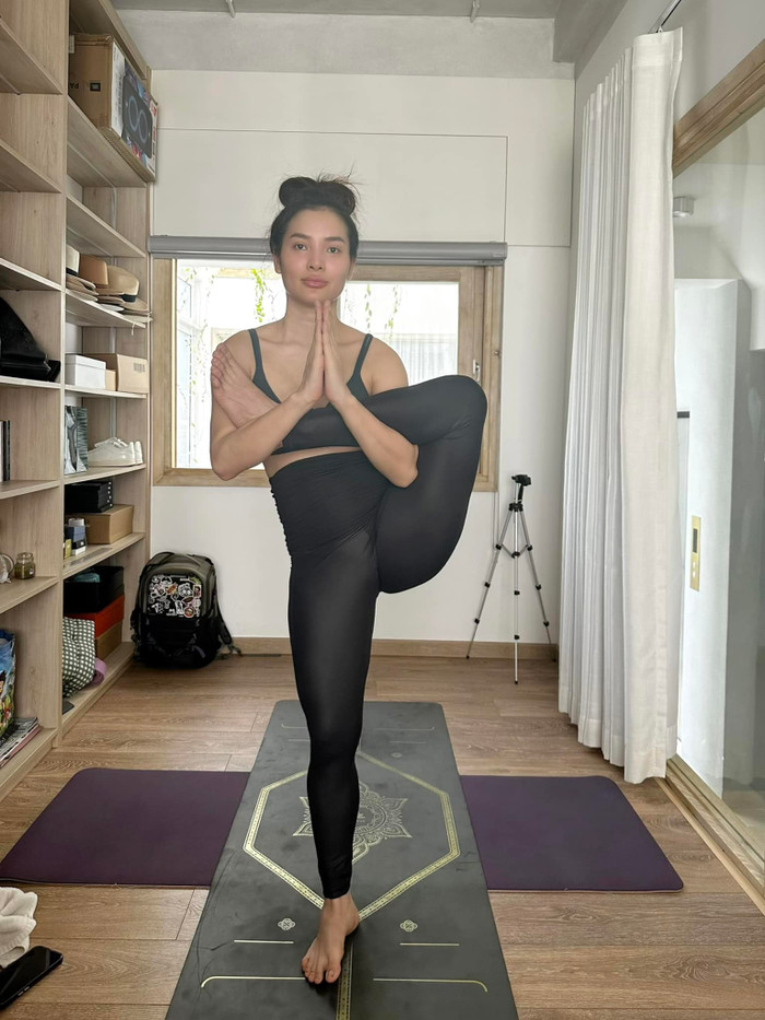 Phương Trinh Jolie thoải mái để mặt mộc khi tập yoga