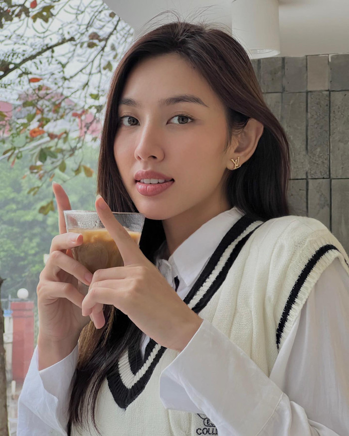 Sở hữu đường nét thanh tú nên Thùy Tiên có thể tự tin khoe mặt mộc mà không sợ bị 'dìm'. Cô đeo một đôi khuyên tai đến từ nhà Louis Vuitton để làm điểm nhấn cho tổng thể.