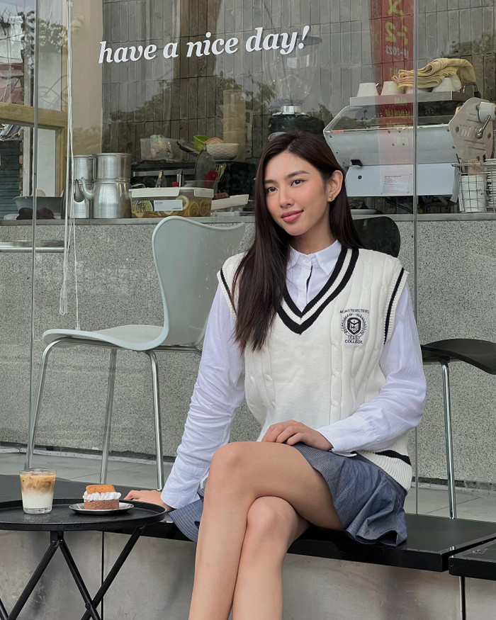 Đóng vai học sinh nên Thùy Tiên không tạo kiểu tóc cầu kỳ, cô chỉ để xõa tóc thẳng. Đặc biệt, người đẹp 24 tuổi trang điểm vô cùng đơn giản trong bộ ảnh mới.