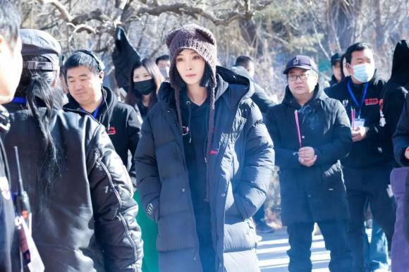 Dương Mịch 'tái xuất' điện ảnh sau những cú trượt dài, ăn diện như tuổi đôi mươi gây chú ý Ảnh 2