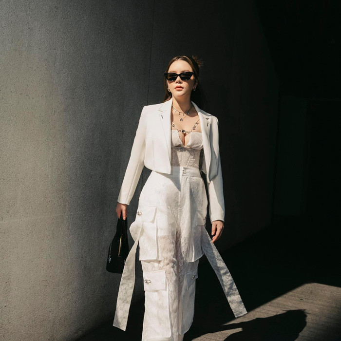 Lý Nhã Kỳ đăng tải bức hình với visual sang chảnh. 