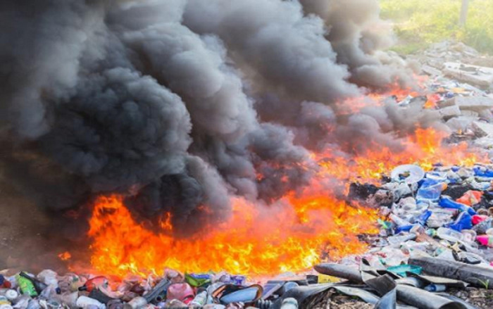 Mang nước định dập tắt đám cháy, tá hỏa phát hiện cụ ông trong đống lửa Ảnh 2