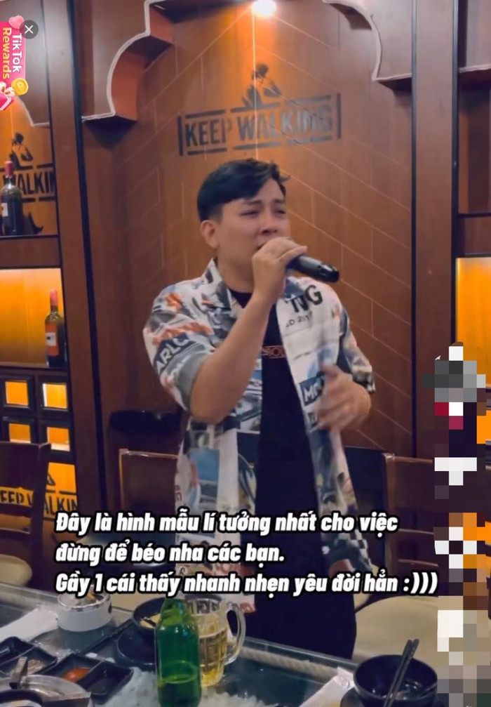 Hoài Lâm luôn nở nụ cười rạng rỡ, thể hiện tâm trạng thoải mái khi vô tình bị quay lại khoảnh khắc đang hát trong nhà hàng