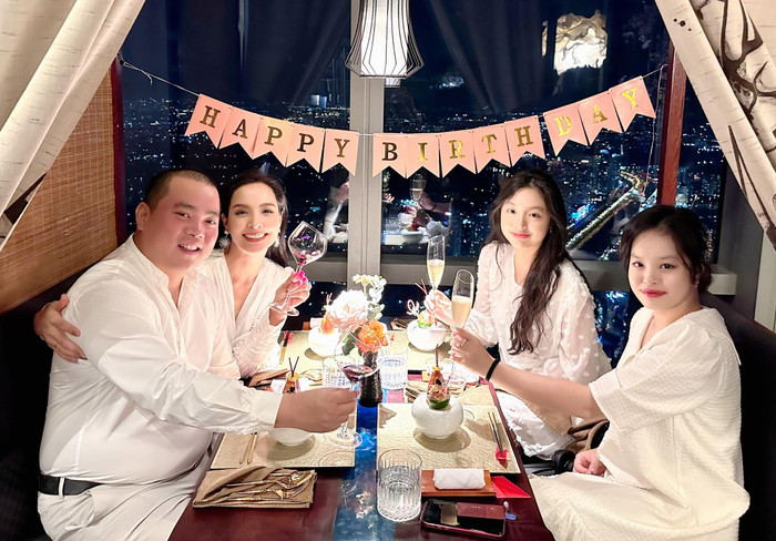 Khi chụp hình cùng gia đình, nhan sắc của Suti vẫn vô cùng nổi bật