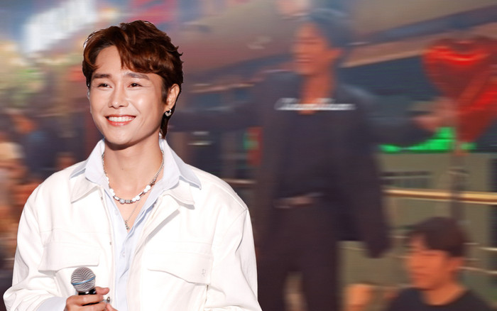 Đang ngồi trên bàn ăn, Tăng Duy Tân có phản ứng đặc biệt khi thấy ca sĩ khác biểu diễn hit của mình Ảnh 2