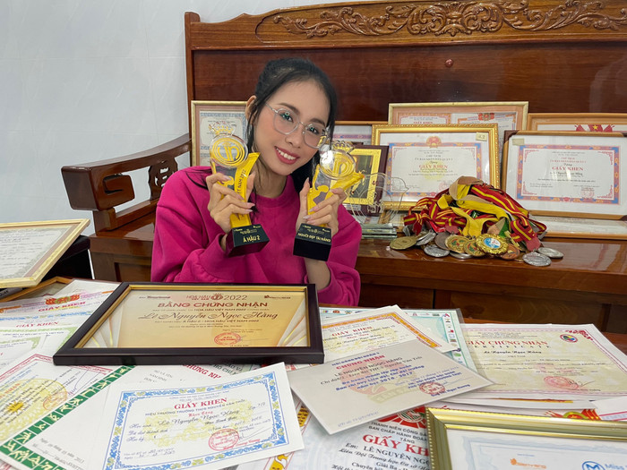 Căn phòng của Á hậu Ngọc Hằng 'ngập' bằng khen và huy chương trong mọi lĩnh vực từ văn hóa, thể thao đến nghệ thuật.