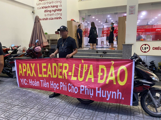 Phụ huynh hệ thống Anh ngữ Apax Leaders đến trung tâm đòi học phíV.S