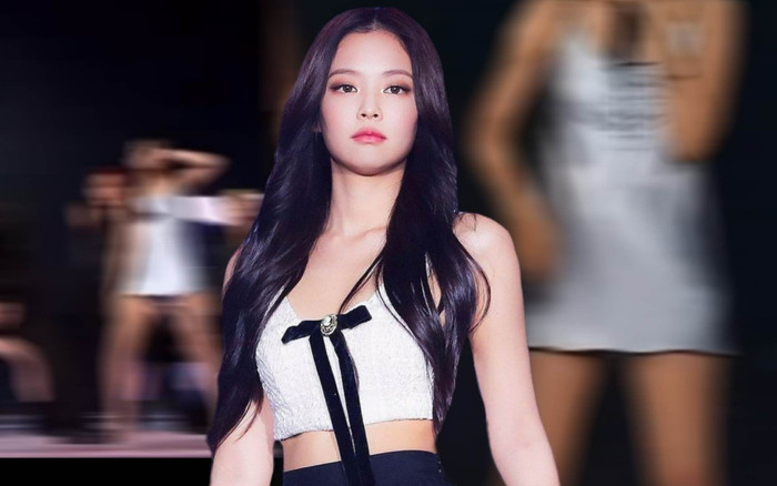 Mặc váy ngủ mỏng tang lên sân khấu, nữ ca sĩ vẫn được khen 'sang' hơn Jennie Ảnh 2