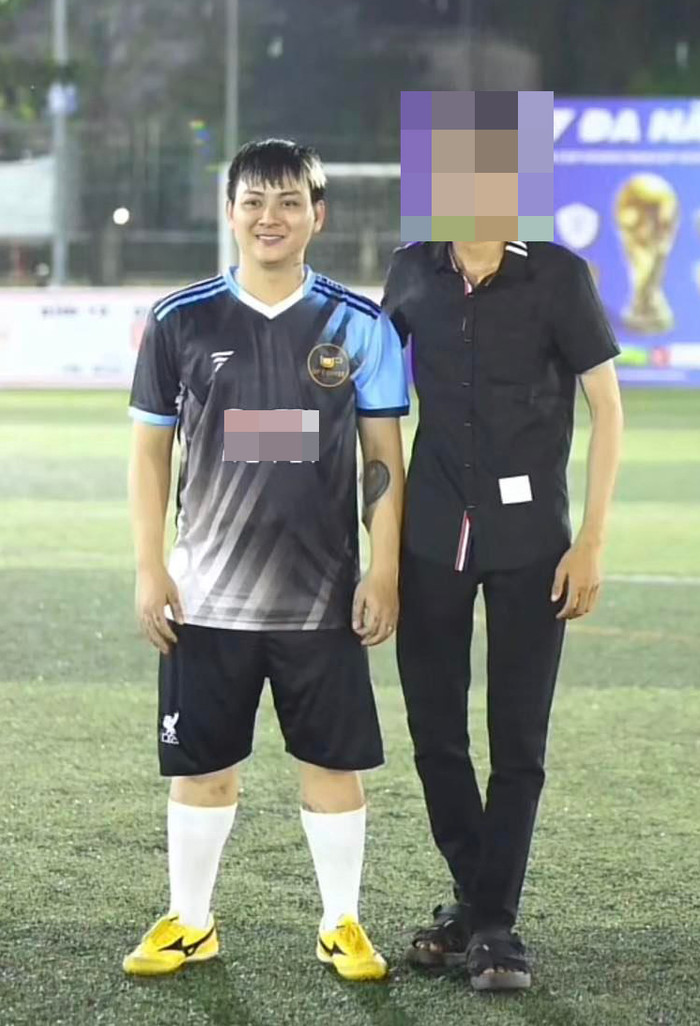 Netizen phát hiện nam ca sĩ thường xuyên tham gia các trận đấu bóng đá phủi.