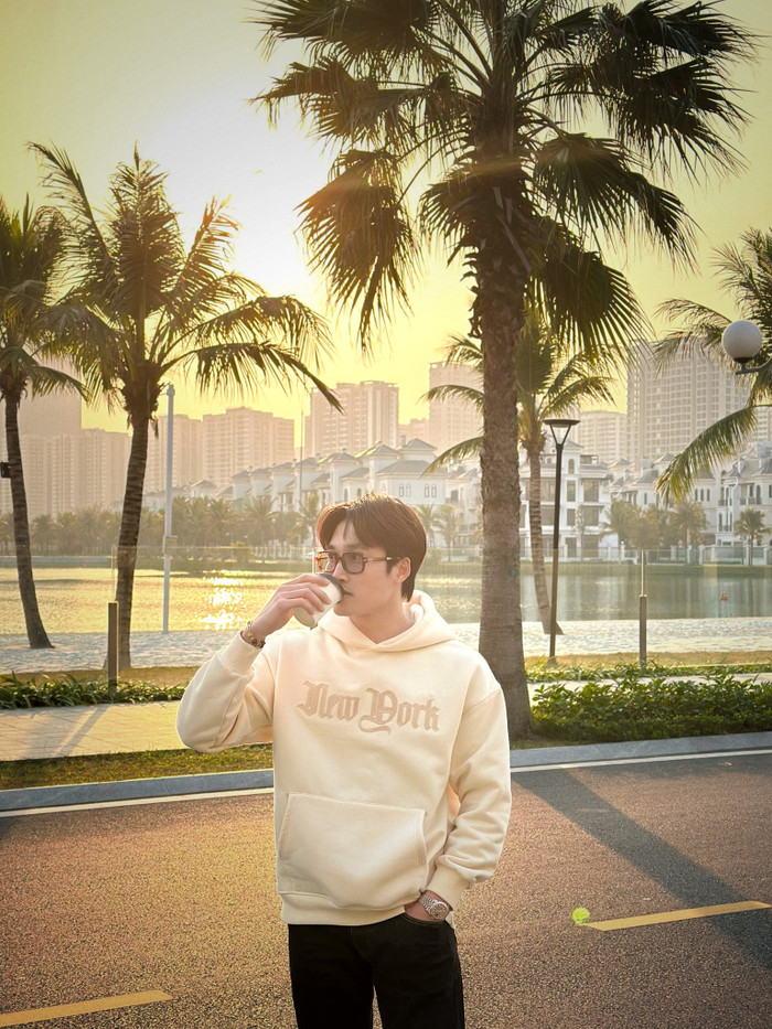 Đình Tú 'xả kho' loạt ảnh kèm theo dòng trạng thái 'thả thính' đầy mật ngọt.