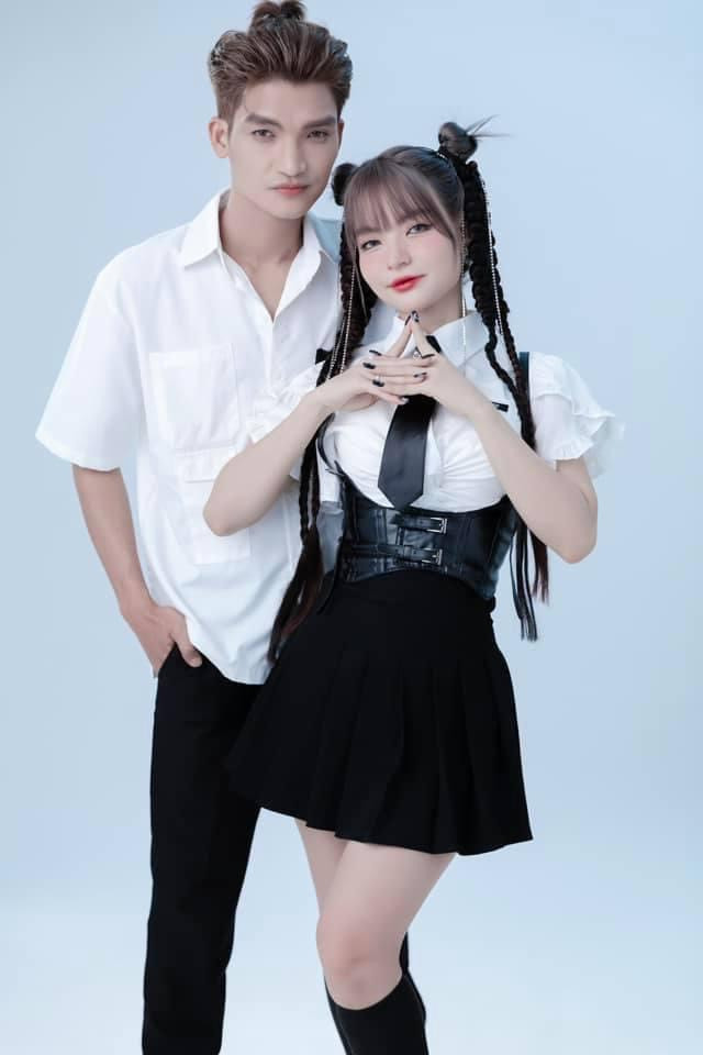 Cả hai hóa thân vào vai học sinh như 'em chưa 18'. 