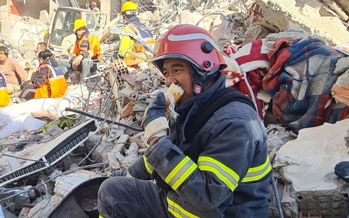 Xúc động hình ảnh tranh thủ lót dạ của chiến sĩ lực lượng cứu hộ Công an Việt Nam tại Thổ Nhĩ Kỳ Ảnh 2