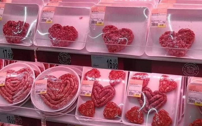 Quầy thịt trong siêu thị cũng biết làm 'đau lòng FA' khi Valentine gần đến Ảnh 2
