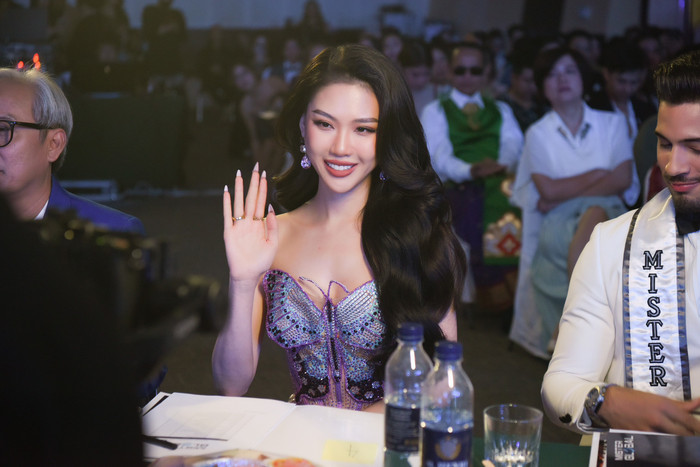 Trang phục đính kết đá thủ công bằng tay trên nền vải xuyên thấu giúp siêu mẫu 25 tuổi khoe trọn đường cong. Cô để tóc xoăn nhẹ, trang điểm sắc sảo. Bùi Quỳnh Hoa được các khách mời nhận xét ngày càng xinh đẹp với đường cong quyến rũ, săn chắc.