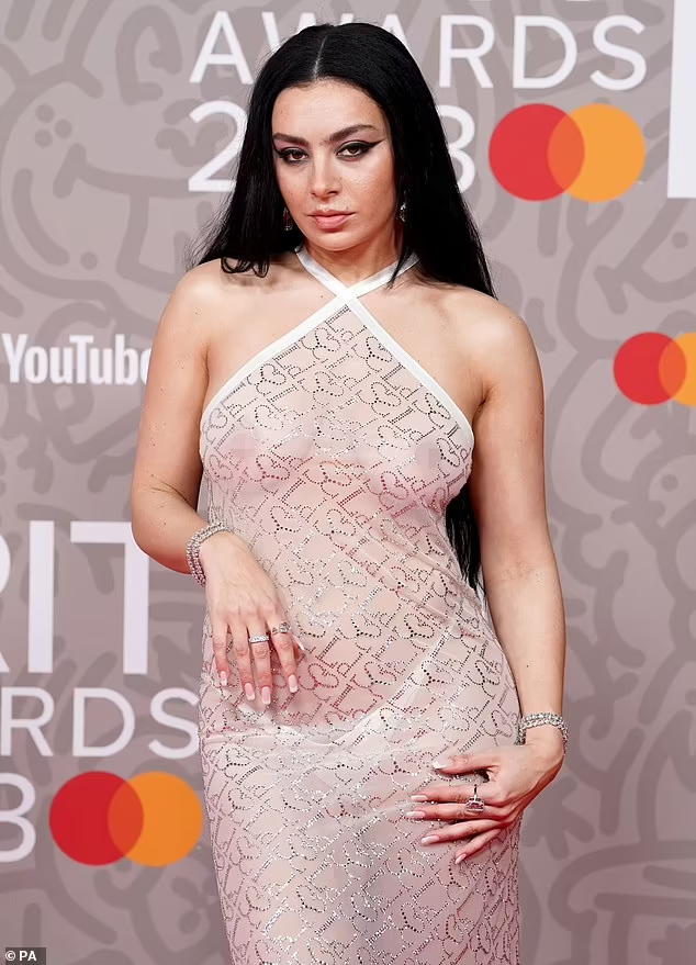 Charli XCX với chiếc váy 'thấu tận tâm cam' gây chú ý với ống kính. Tuy nhiên, tổng thể của diện mạo này chưa đem lại ấn tượng quá sâu sắc đối với người hâm mộ. Một số bộ phận netizen khó tính đã cho 'âm điểm' với phần nhìn này của Charli. 