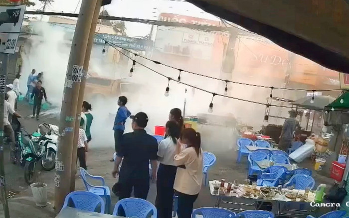 Xe chở pin điện thoại bất ngờ bốc cháy nghi ngút giữa TP Thủ Đức Ảnh 2