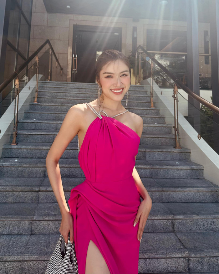 Mới đây, cô chiêu đãi fan bộ ảnh với bộ váy màu hồng sen ngọt ngào. Mặc dù thiết kế không quá cầu kì nhưng lại ăn điểm ở đường xẻ cao tít tắp, phom dáng này giúp Thanh Thanh Huyền khoe được đôi thon dài của mình. 