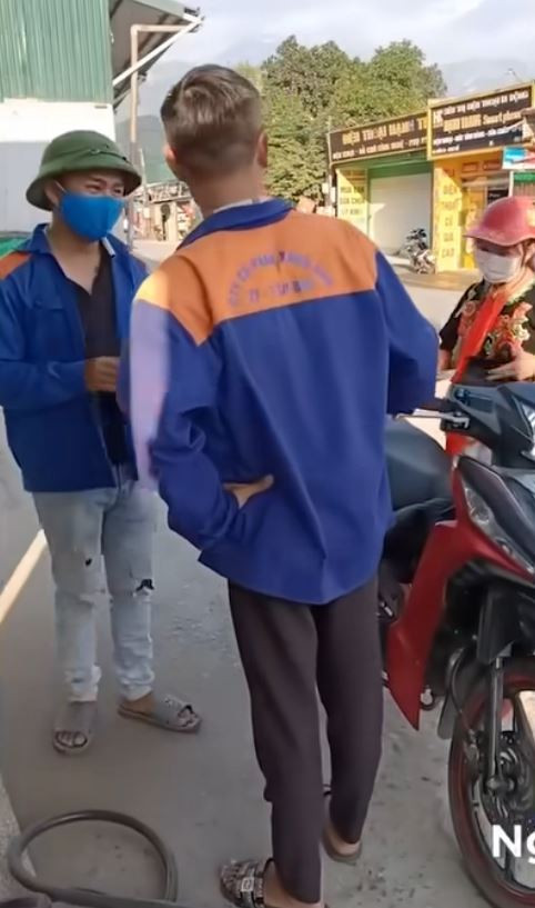 Người phụ nữ với bề ngoài trông khá giản dị vào đổ xăng....