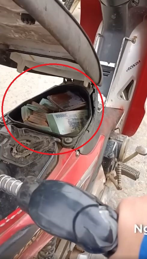 ... tuy nhiên, sau khi chị này mở cốp xe, nam nhân viên cây xăng liền 'đứng hình' khi thấy 'nội thất' bên trong chiếc xe trông bề ngoài có vẻ cũ kỹ